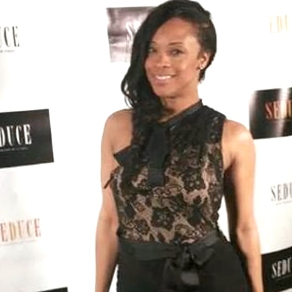 Meet your Posher, Cassandra - Picture 1 of 2